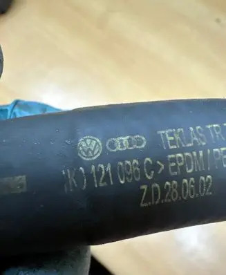 Volkswagen Touran I Coolant pipe/hose 1K122096c