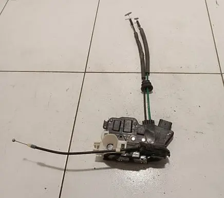 KIA Sorento Front door lock A045777