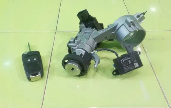 Opel Corsa E Ignition lock 13496349