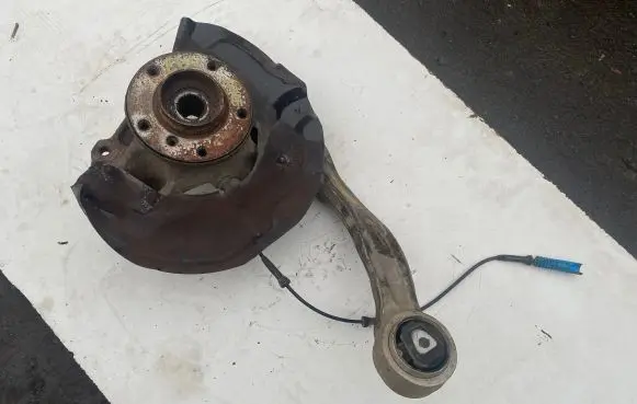 BMW 5 E60 E61 Front wheel hub spindle knuckle 6770685