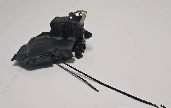 BMW 7 E38 Front door lock 8235097