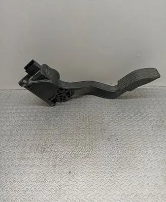 Accelerator throttle pedal