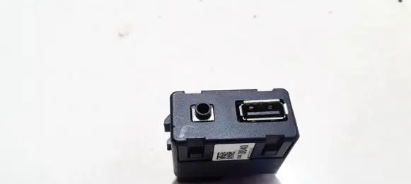 Opel Astra J USB socket connector T113015238