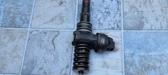 Volkswagen Golf V Fuel injector 038130073AG 0414720215 24243