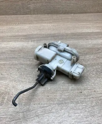 Volkswagen PASSAT B4 Central locking vacuum pump 357862153
