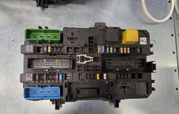 Opel Astra H Fuse module 13220831 5DK00866953