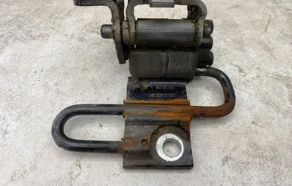 Audi A4 S4 B7 8E 8H Front door lower hinge 8E0831411E