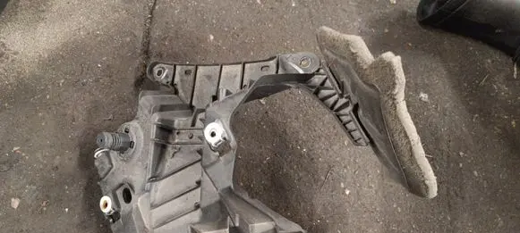 BMW X5 F15 Fender mounting bracket 51657294543