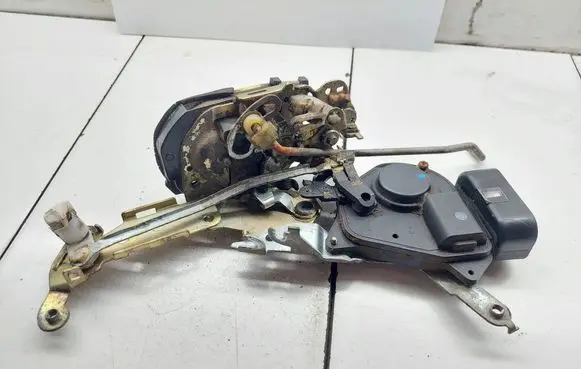 Toyota Corolla Verso E121 Front door lock 