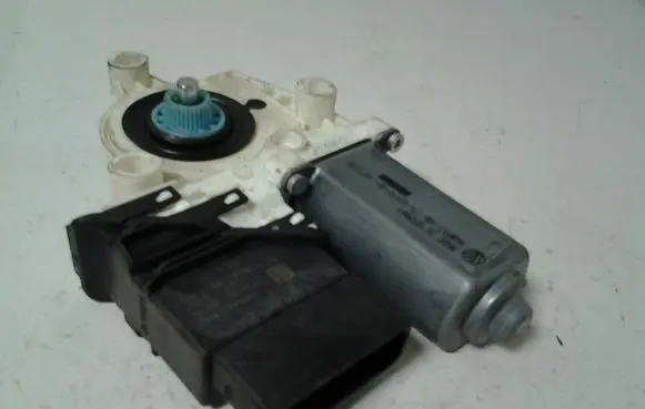 Volkswagen PASSAT B6 Front door window regulator motor 1K0959703P