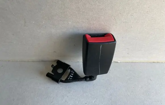 Porsche Cayenne (92A) Middle seatbelt buckle (rear) 7p5857740