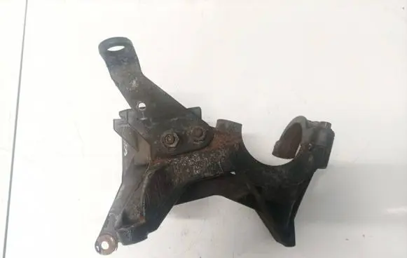 Engine mounting bracket