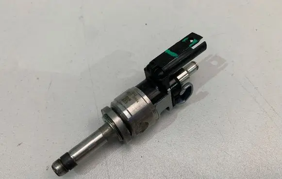 Volvo XC90 Fuel injector 32140134