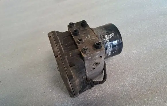 Volkswagen Golf IV ABS Pump 1J0614117C