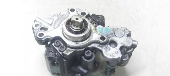 Ford Kuga II Fuel injection high pressure pump 9687959180