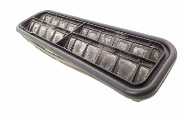 Quarter panel pressure vent