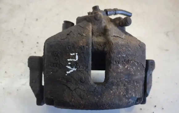 Volkswagen PASSAT B7 Front brake caliper