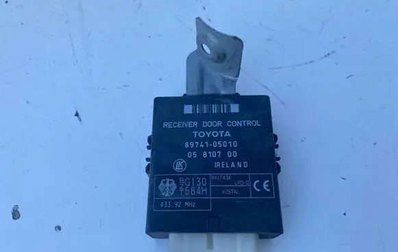 Toyota Avensis T220 Door control unit/module 8974105010