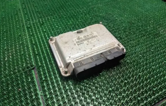 Skoda Octavia Mk1 (1U) Engine control unit/module 038906019HJ 1039S00849 0281010977
