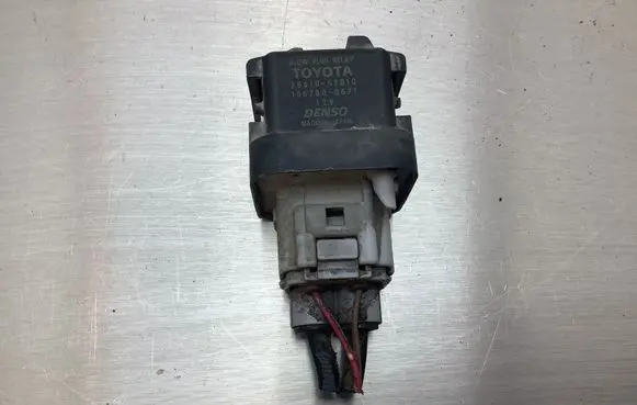 Toyota Avensis T250 Glow plug pre-heat relay 2861067010 1567000671