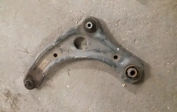 Nissan Note (E12) Front lower control arm/wishbone