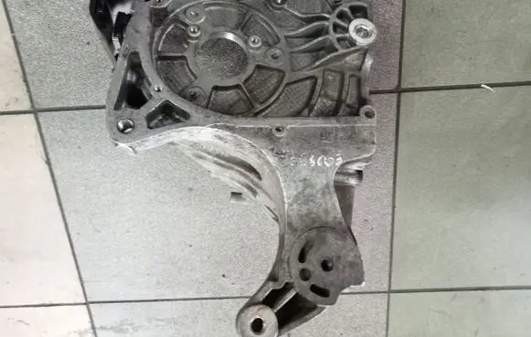 Opel Insignia A Fuel pump bracket 55566003