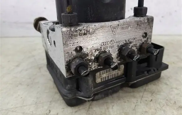 Skoda Fabia Mk2 (5J) ABS Pump 6R0614117K