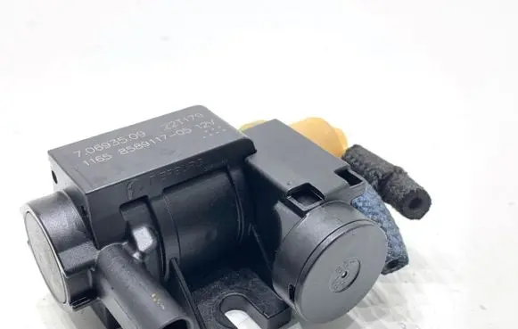 BMW 5 G30 G31 G38 Fuel pressure regulator 8589117