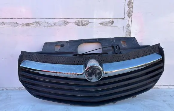 Opel Vivaro Front bumper upper radiator grill 214B37781R