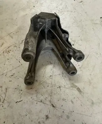 BMW X5 E53 Engine mounting bracket 6861564 19044510 2211