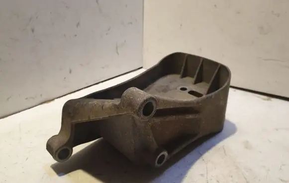 Volvo V70 Engine mounting bracket 9209958