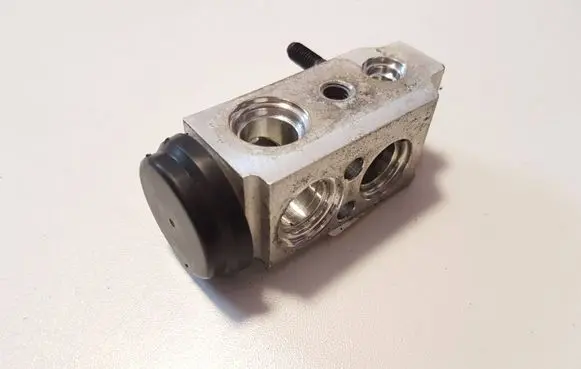 Hyundai i30 Air conditioning (A/C) expansion valve 97775J7300
