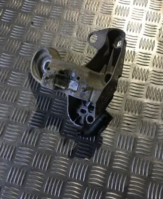 Engine mounting bracket