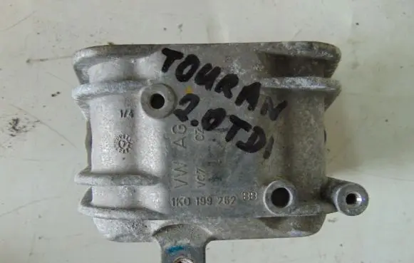 Volkswagen Touran I Engine mount bracket 1K0199262BB