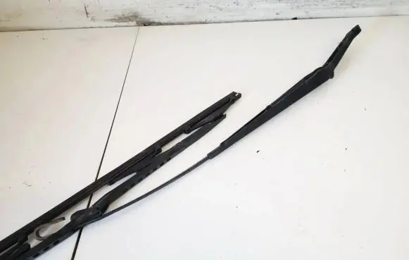 Opel Zafira A Front wiper blade arm 90582557