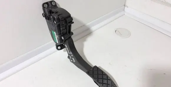Accelerator throttle pedal