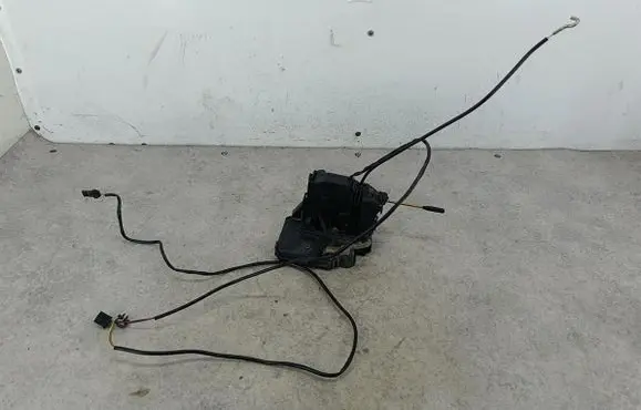 Mercedes-Benz C W203 Front door lock 2037200135