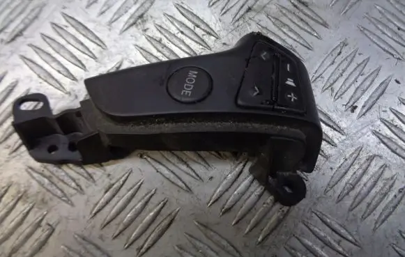 Toyota Avensis T250 Steering wheel buttons/switches 75B596