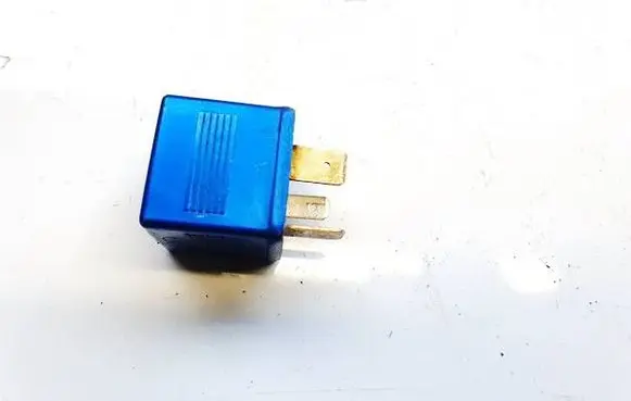 Volkswagen PASSAT B5.5 Other relay 8A0951253 899587