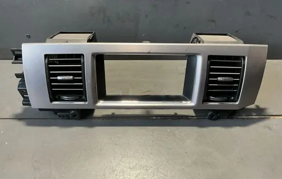 Jaguar XF X250 Dash center air vent grill 8X2319K617BH 06620