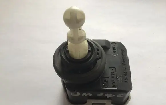 Opel Omega B2 Headlight level adjustment motor 007878
