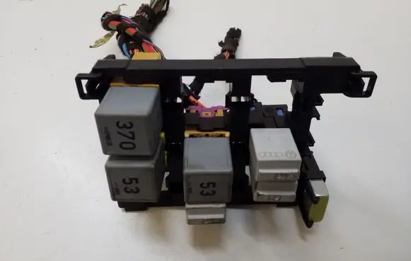 Volkswagen Tiguan Relay mounting block 1T1937503A 443937105 4B0937527A