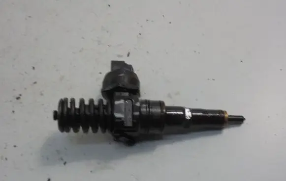 Volkswagen Golf IV Fuel injector 038130073AL