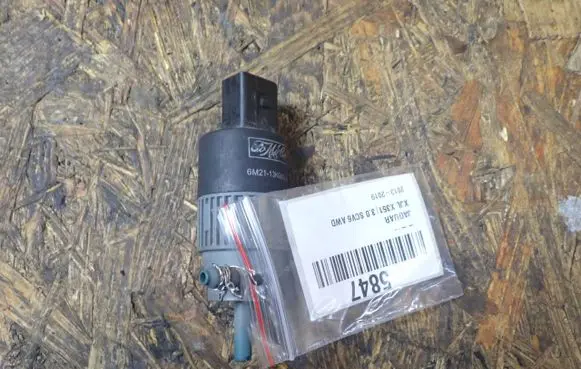 Jaguar XJ X351 Windscreen/windshield washer pump 6M2113K082AB