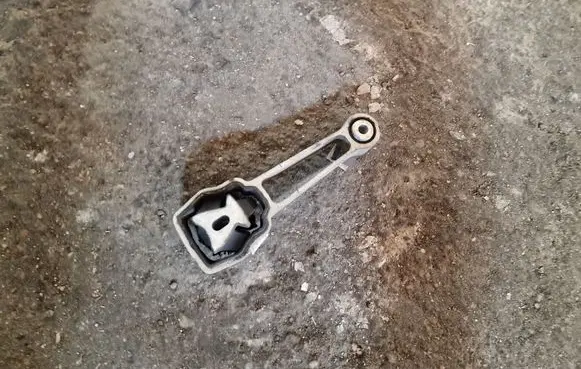Volvo S80 Engine mount bracket