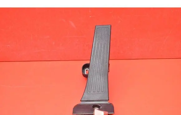 Accelerator throttle pedal