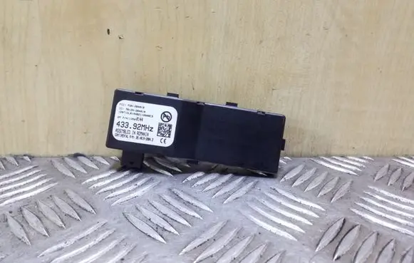 Opel Astra J Aerial antenna amplifier 13500144