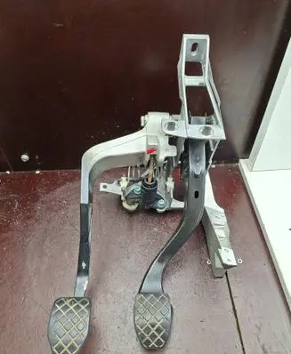 Audi A6 S6 C5 4B Pedal assembly 8D1721117L