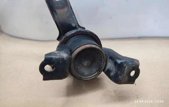 Toyota Avensis T220 Engine mount bracket