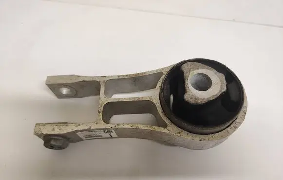 Chrysler Pacifica Engine mount bracket P68485537AA D061407521